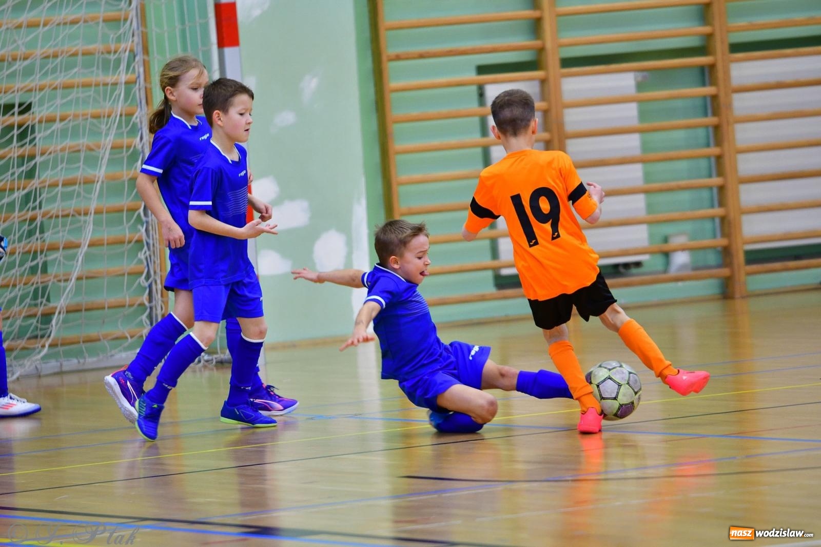 Zdjęcie w galerii na portalu naszwodzislaw.com: Piłkarska rywalizacja rocznika 2016. Kolejny turniej fundacji Junior Trening [FOTO] wiadomości z regionu