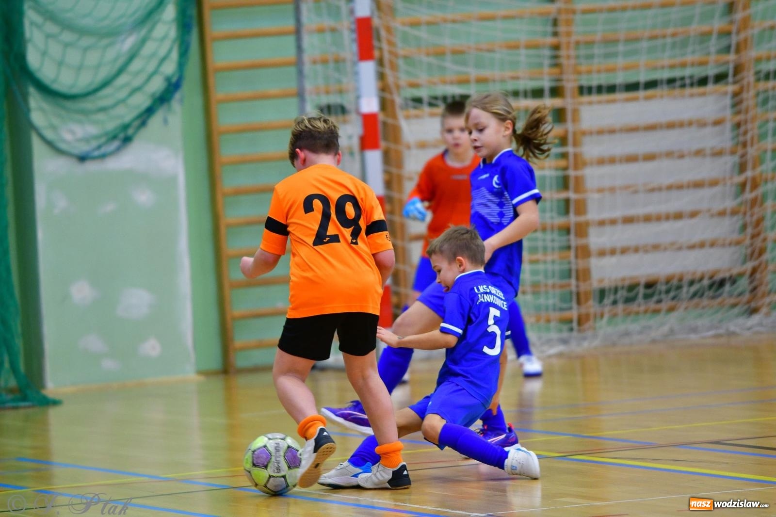 Zdjęcie w galerii na portalu naszwodzislaw.com: Piłkarska rywalizacja rocznika 2016. Kolejny turniej fundacji Junior Trening [FOTO] wiadomości z regionu
