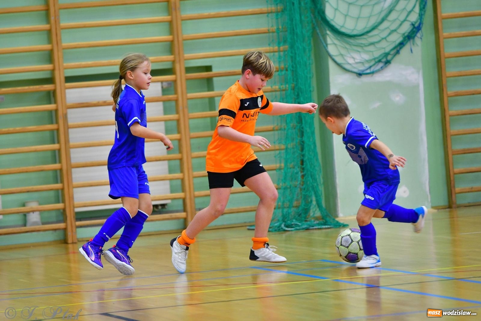 Zdjęcie w galerii na portalu naszwodzislaw.com: Piłkarska rywalizacja rocznika 2016. Kolejny turniej fundacji Junior Trening [FOTO] wiadomości z regionu