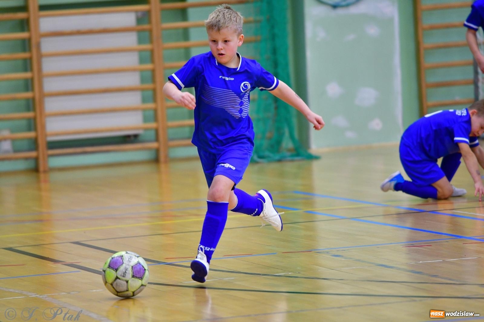 Zdjęcie w galerii na portalu naszwodzislaw.com: Piłkarska rywalizacja rocznika 2016. Kolejny turniej fundacji Junior Trening [FOTO] wiadomości z regionu