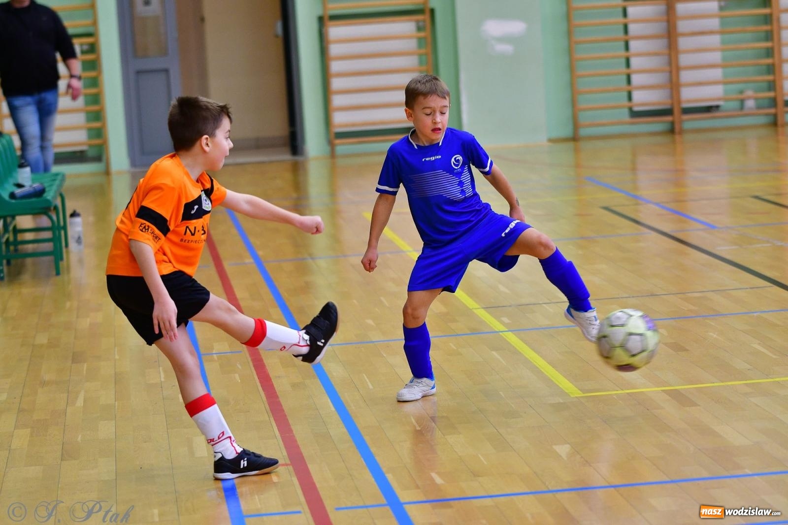 Zdjęcie w galerii na portalu naszwodzislaw.com: Piłkarska rywalizacja rocznika 2016. Kolejny turniej fundacji Junior Trening [FOTO] wiadomości z regionu