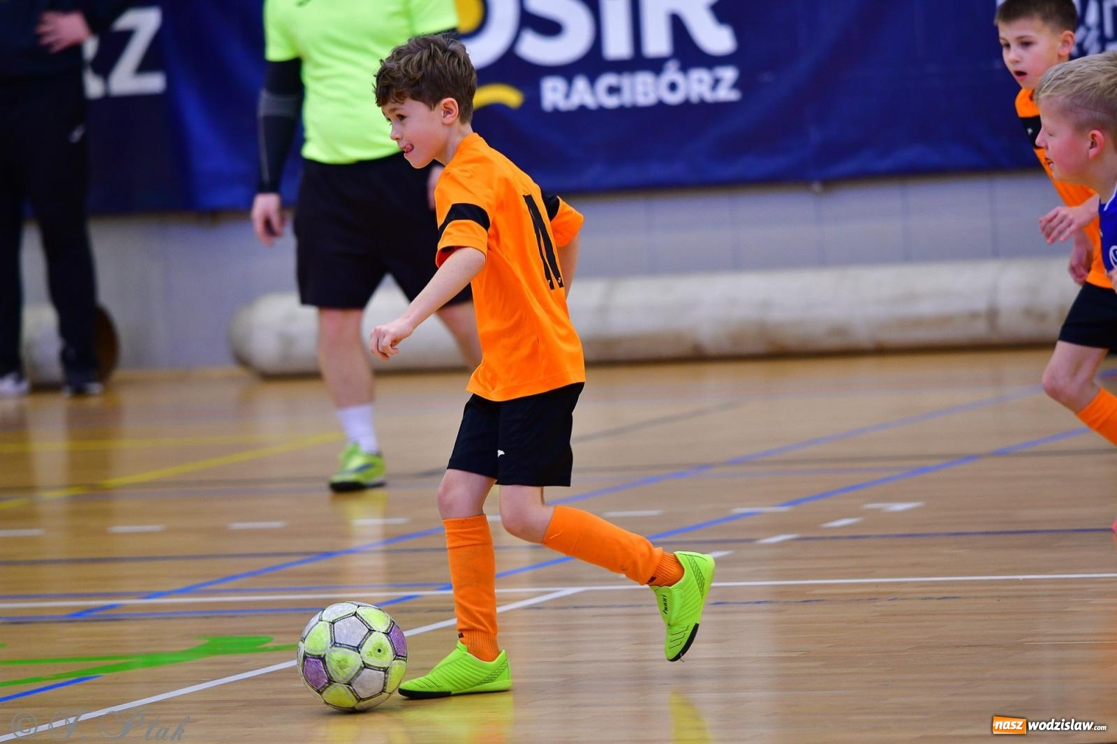 Zdjęcie w galerii na portalu naszwodzislaw.com: Piłkarska rywalizacja rocznika 2016. Kolejny turniej fundacji Junior Trening [FOTO] wiadomości z regionu