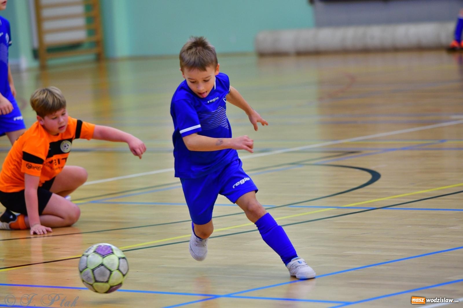 Zdjęcie w galerii na portalu naszwodzislaw.com: Piłkarska rywalizacja rocznika 2016. Kolejny turniej fundacji Junior Trening [FOTO] wiadomości z regionu