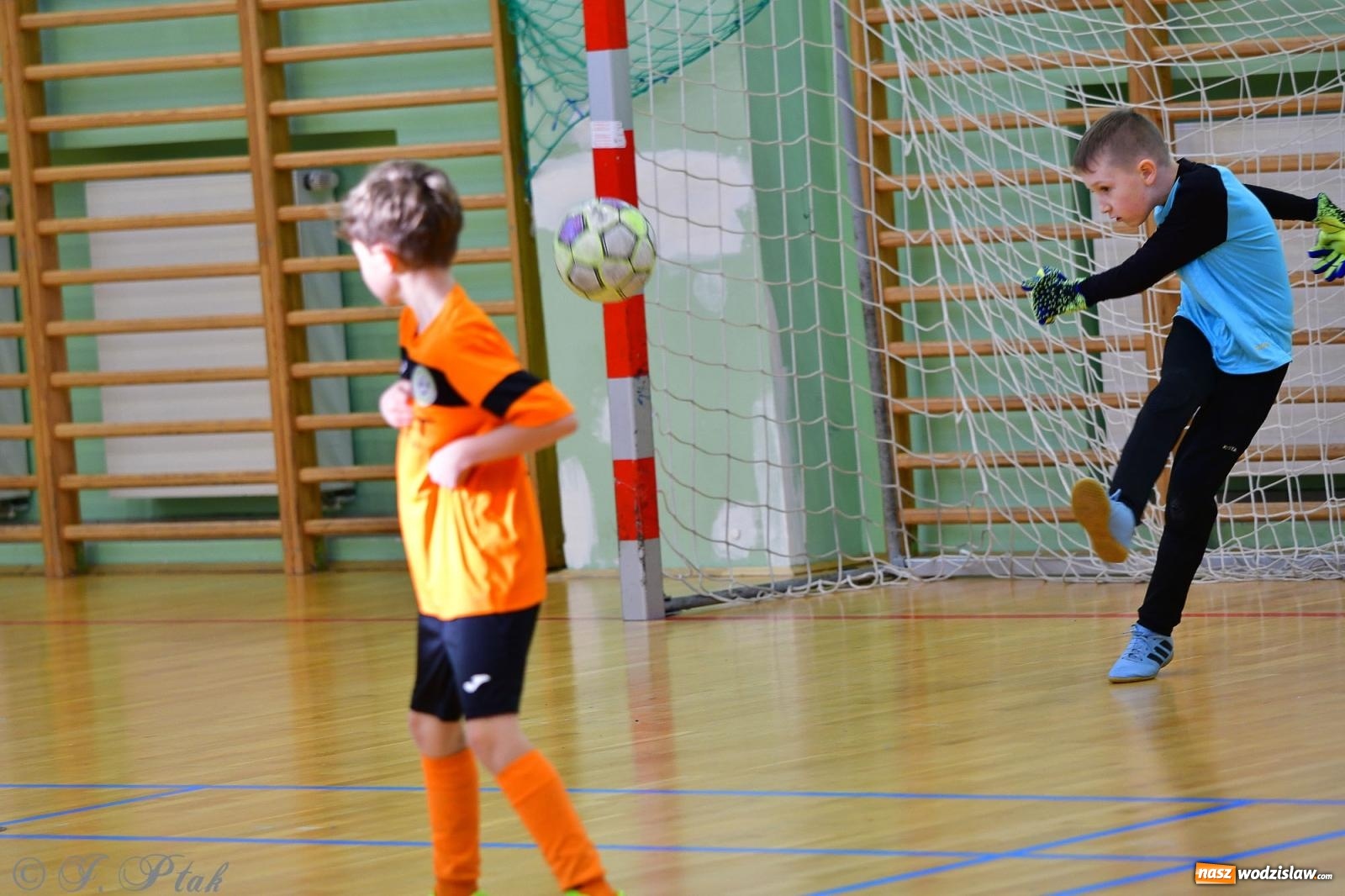 Zdjęcie w galerii na portalu naszwodzislaw.com: Piłkarska rywalizacja rocznika 2016. Kolejny turniej fundacji Junior Trening [FOTO] wiadomości z regionu