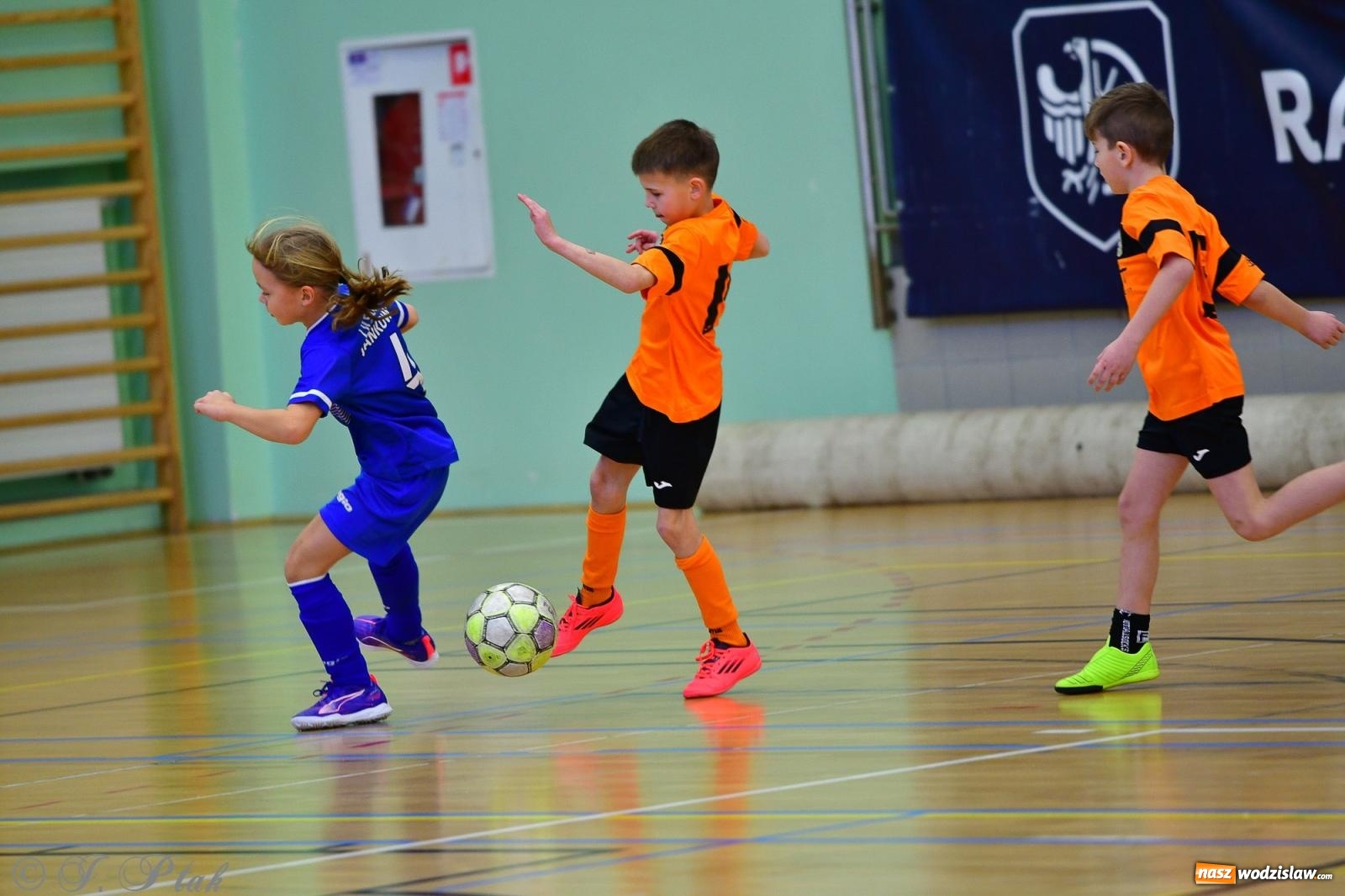 Zdjęcie w galerii na portalu naszwodzislaw.com: Piłkarska rywalizacja rocznika 2016. Kolejny turniej fundacji Junior Trening [FOTO] wiadomości z regionu