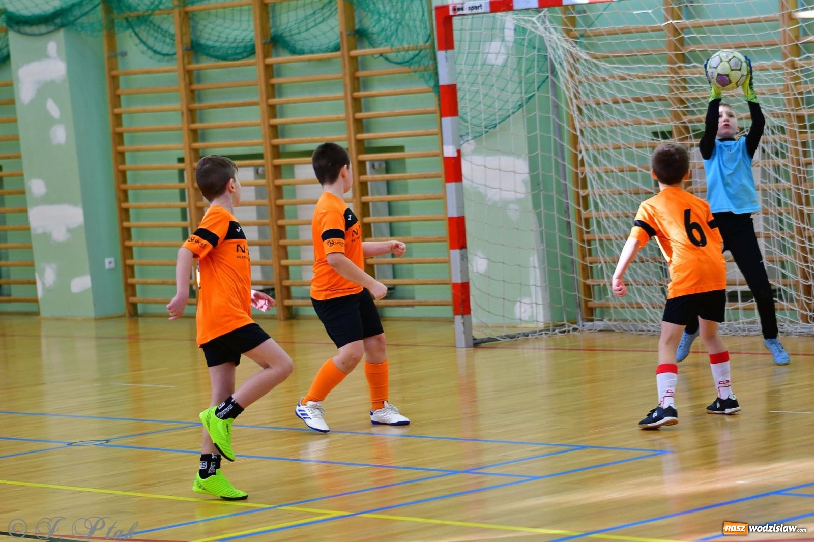 Zdjęcie w galerii na portalu naszwodzislaw.com: Piłkarska rywalizacja rocznika 2016. Kolejny turniej fundacji Junior Trening [FOTO] wiadomości z regionu