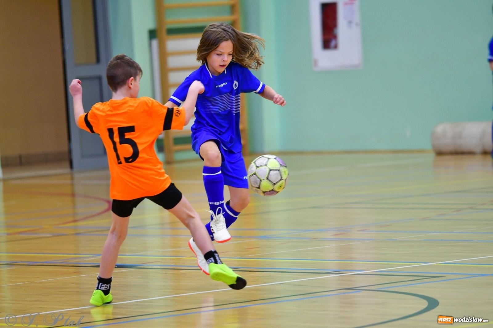 Zdjęcie w galerii na portalu naszwodzislaw.com: Piłkarska rywalizacja rocznika 2016. Kolejny turniej fundacji Junior Trening [FOTO] wiadomości z regionu