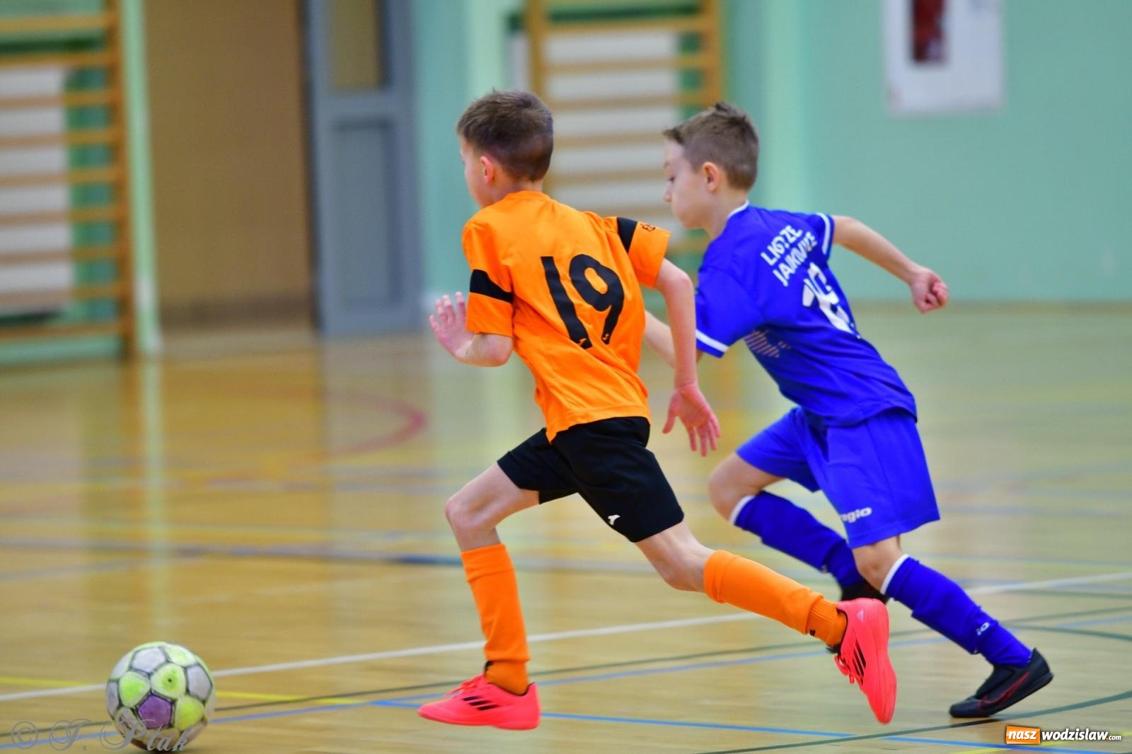 Zdjęcie w galerii na portalu naszwodzislaw.com: Piłkarska rywalizacja rocznika 2016. Kolejny turniej fundacji Junior Trening [FOTO] wiadomości z regionu