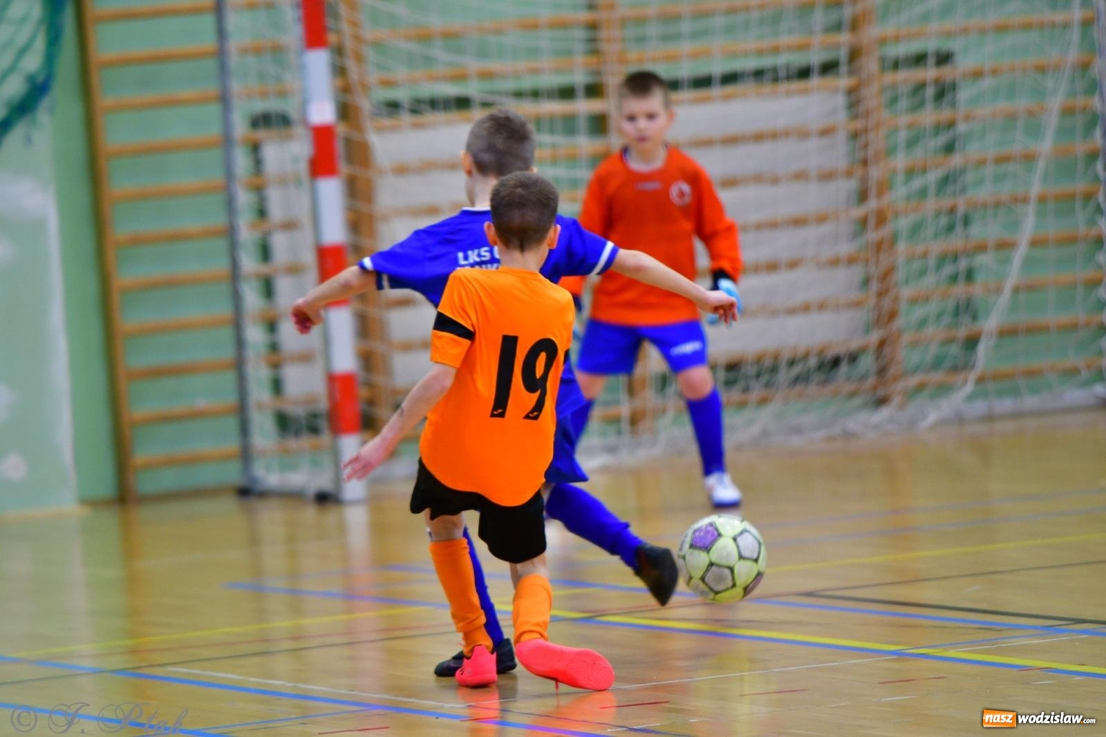 Zdjęcie w galerii na portalu naszwodzislaw.com: Piłkarska rywalizacja rocznika 2016. Kolejny turniej fundacji Junior Trening [FOTO] wiadomości z regionu