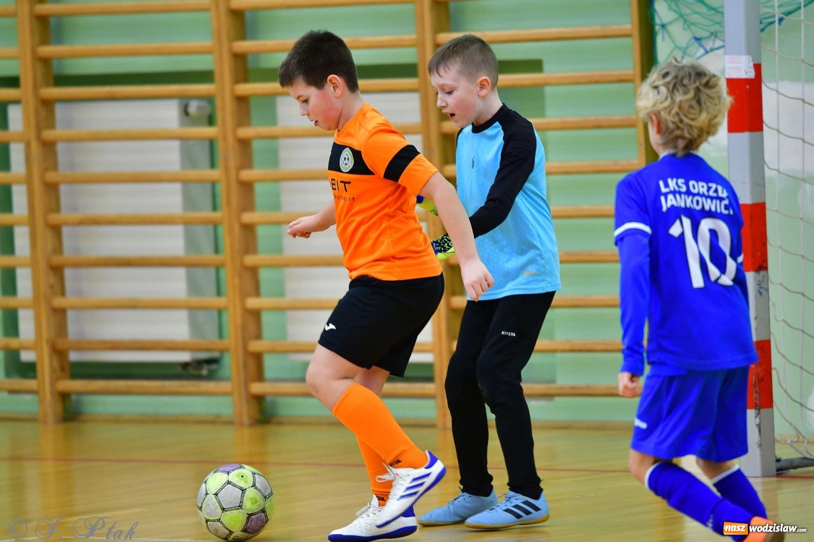 Zdjęcie w galerii na portalu naszwodzislaw.com: Piłkarska rywalizacja rocznika 2016. Kolejny turniej fundacji Junior Trening [FOTO] wiadomości z regionu