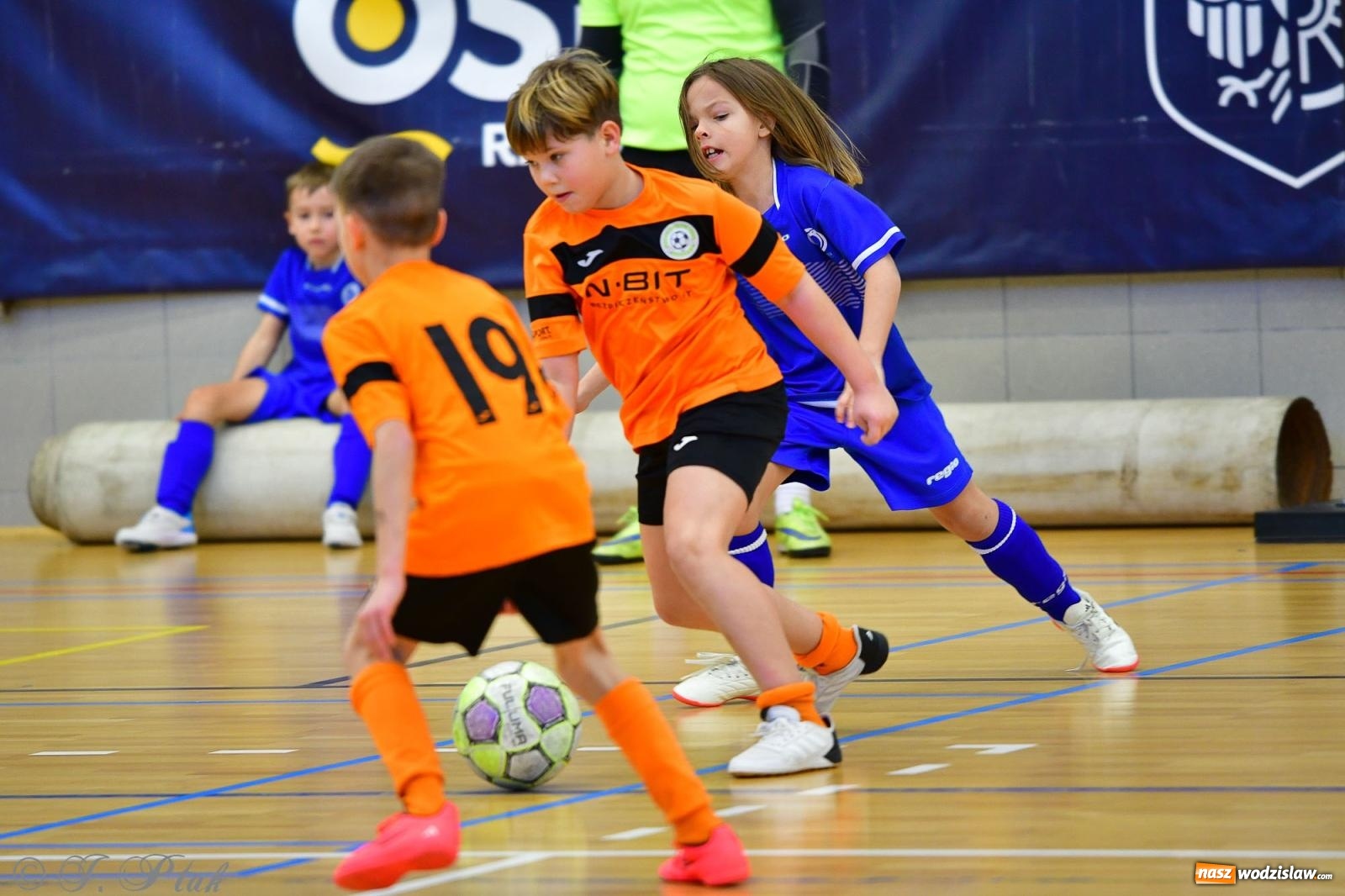 Zdjęcie w galerii na portalu naszwodzislaw.com: Piłkarska rywalizacja rocznika 2016. Kolejny turniej fundacji Junior Trening [FOTO] wiadomości z regionu