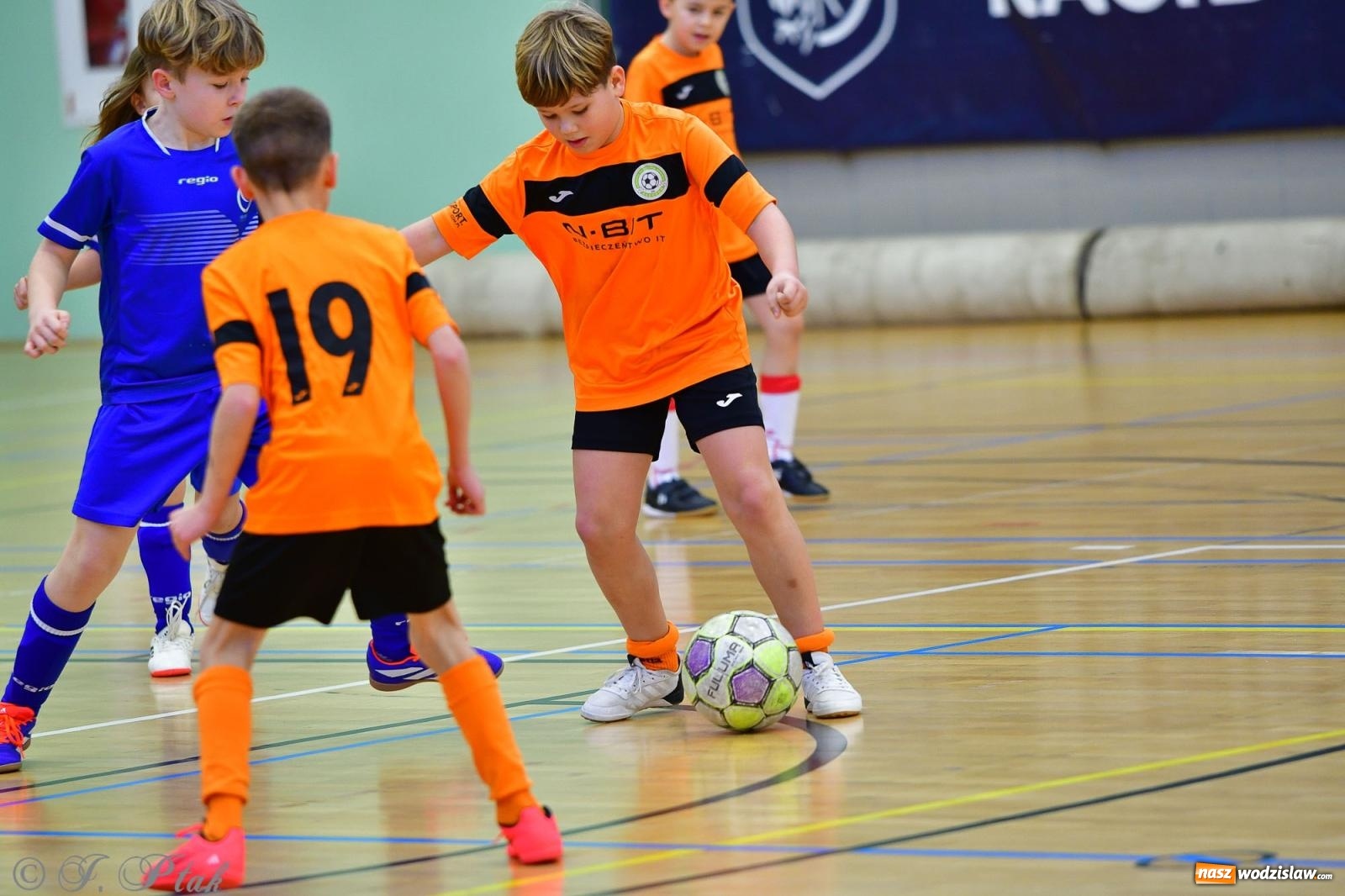 Zdjęcie w galerii na portalu naszwodzislaw.com: Piłkarska rywalizacja rocznika 2016. Kolejny turniej fundacji Junior Trening [FOTO] wiadomości z regionu