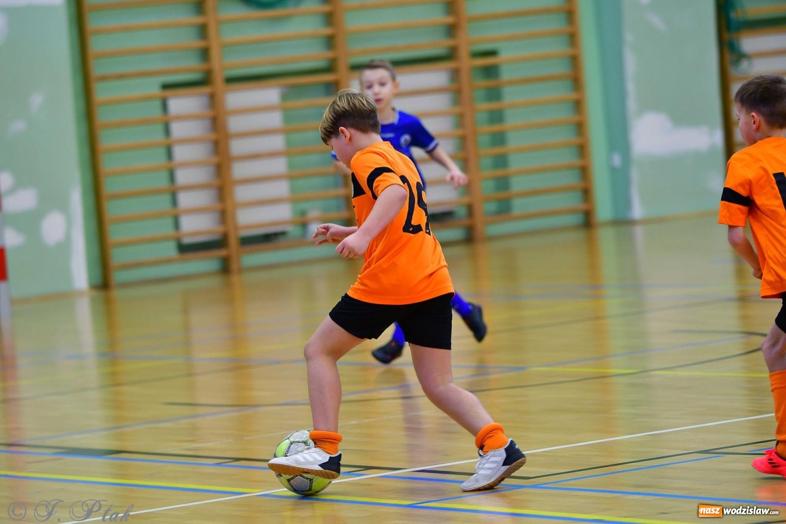 Zdjęcie w galerii na portalu naszwodzislaw.com: Piłkarska rywalizacja rocznika 2016. Kolejny turniej fundacji Junior Trening [FOTO] wiadomości z regionu