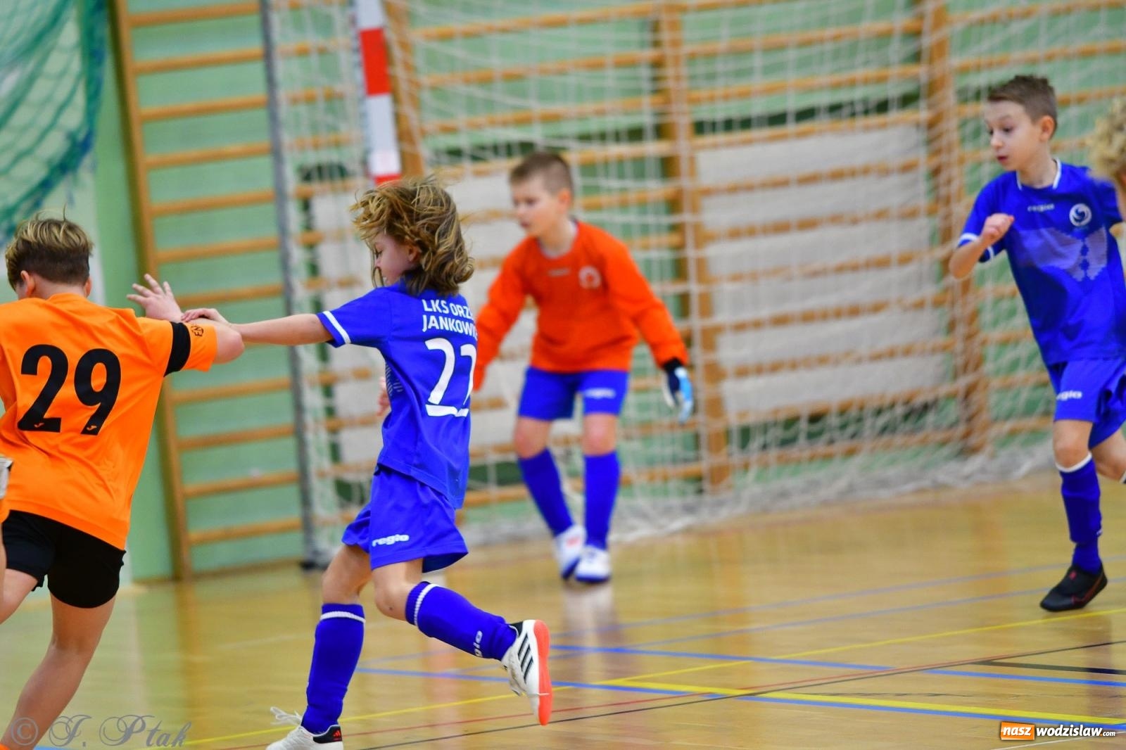 Zdjęcie w galerii na portalu naszwodzislaw.com: Piłkarska rywalizacja rocznika 2016. Kolejny turniej fundacji Junior Trening [FOTO] wiadomości z regionu