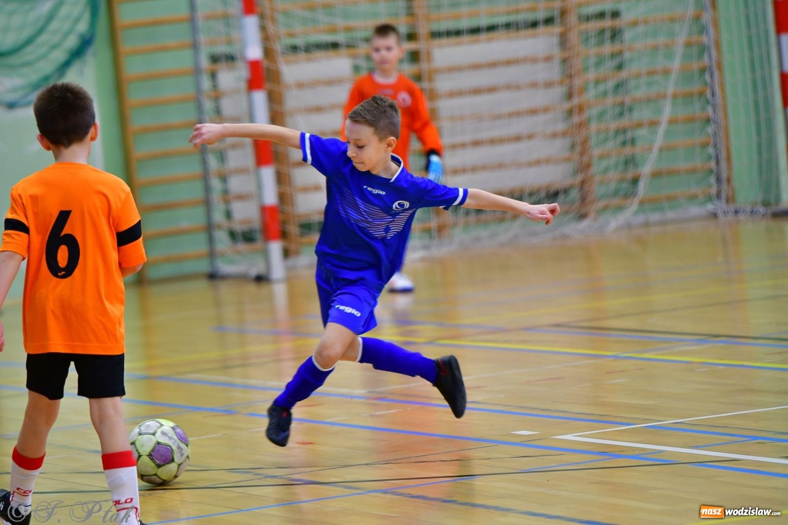 Zdjęcie w galerii na portalu naszwodzislaw.com: Piłkarska rywalizacja rocznika 2016. Kolejny turniej fundacji Junior Trening [FOTO] wiadomości z regionu