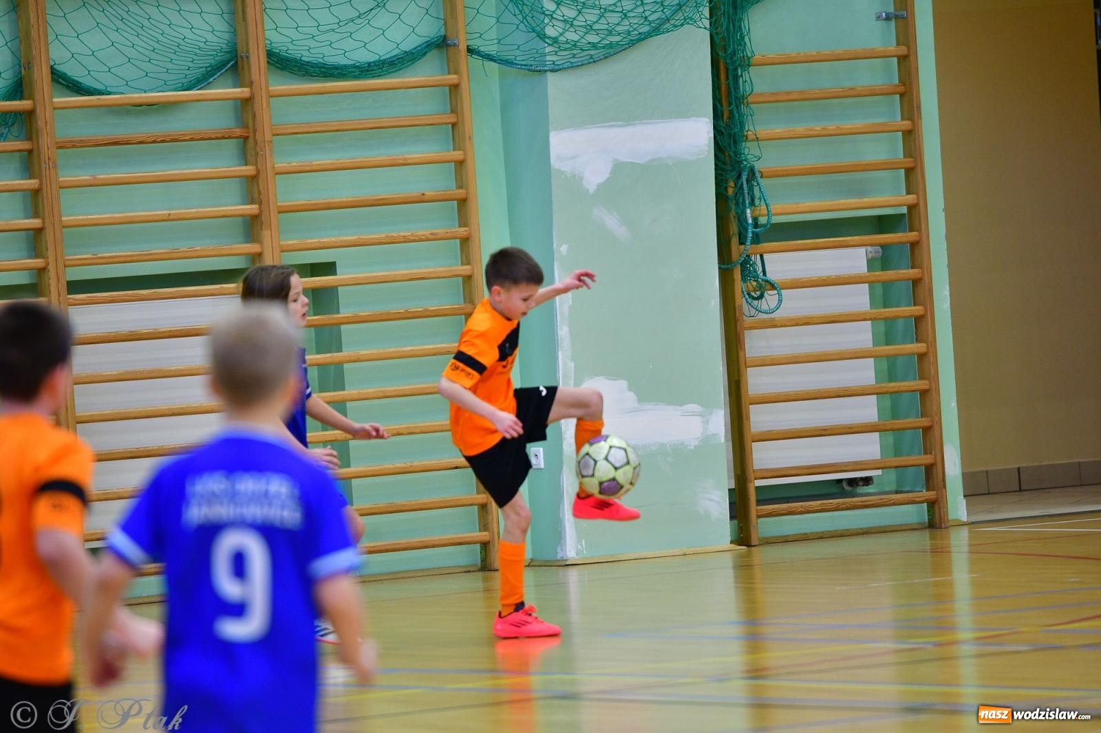 Zdjęcie w galerii na portalu naszwodzislaw.com: Piłkarska rywalizacja rocznika 2016. Kolejny turniej fundacji Junior Trening [FOTO] wiadomości z regionu