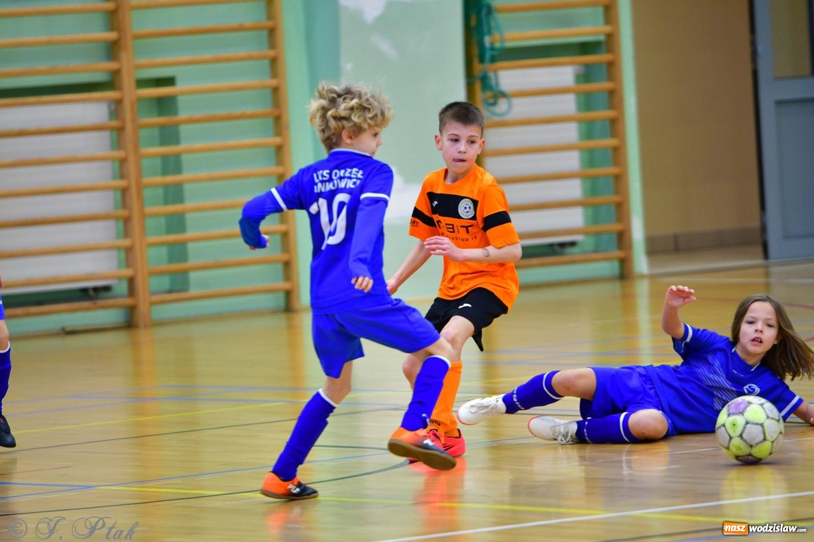 Zdjęcie w galerii na portalu naszwodzislaw.com: Piłkarska rywalizacja rocznika 2016. Kolejny turniej fundacji Junior Trening [FOTO] wiadomości z regionu