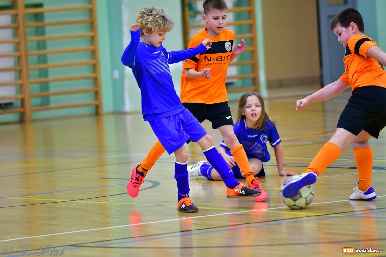 Zdjęcie w galerii na portalu naszwodzislaw.com: Piłkarska rywalizacja rocznika 2016. Kolejny turniej fundacji Junior Trening [FOTO] wiadomości z regionu