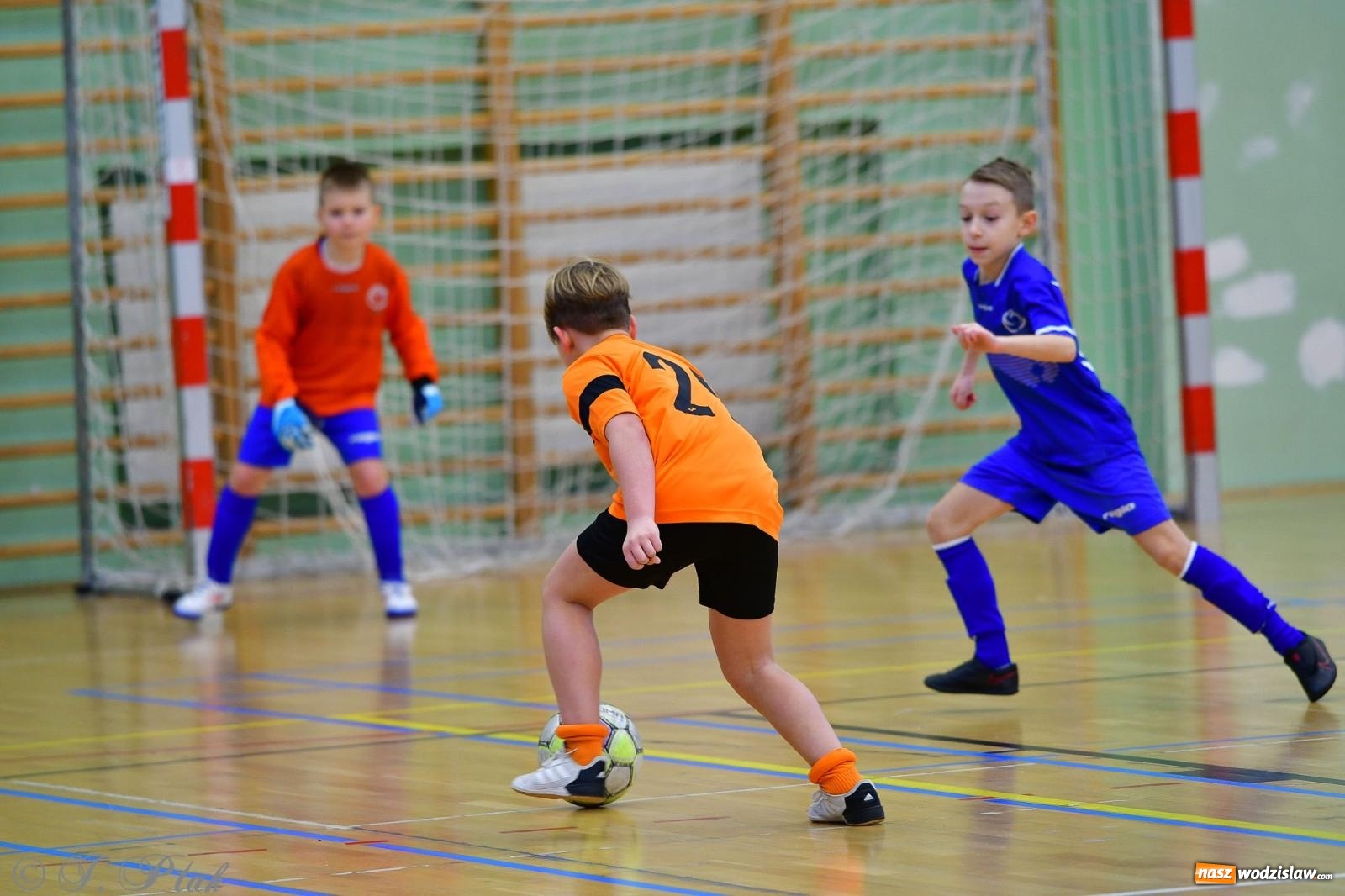 Zdjęcie w galerii na portalu naszwodzislaw.com: Piłkarska rywalizacja rocznika 2016. Kolejny turniej fundacji Junior Trening [FOTO] wiadomości z regionu