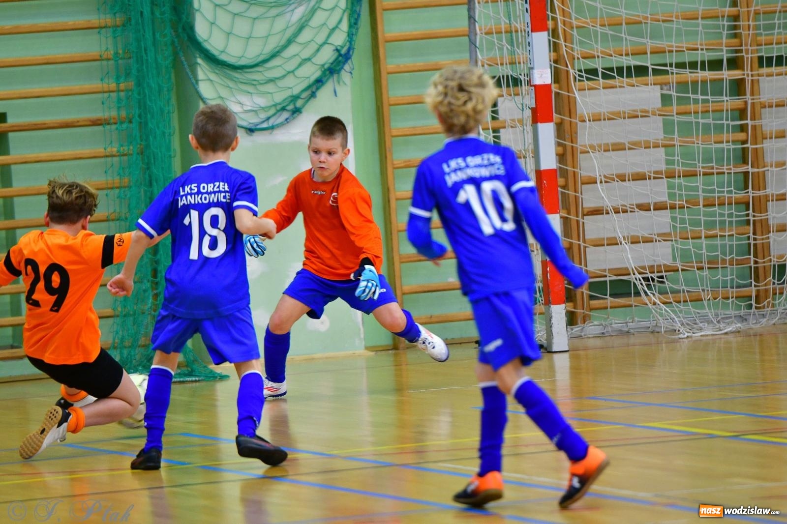 Zdjęcie w galerii na portalu naszwodzislaw.com: Piłkarska rywalizacja rocznika 2016. Kolejny turniej fundacji Junior Trening [FOTO] wiadomości z regionu