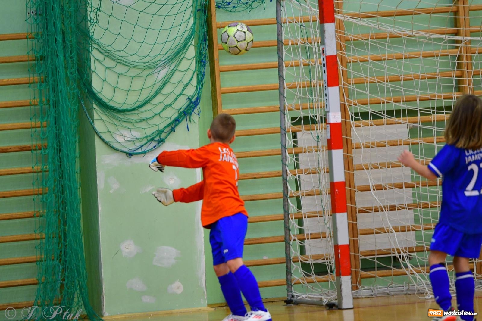 Zdjęcie w galerii na portalu naszwodzislaw.com: Piłkarska rywalizacja rocznika 2016. Kolejny turniej fundacji Junior Trening [FOTO] wiadomości z regionu