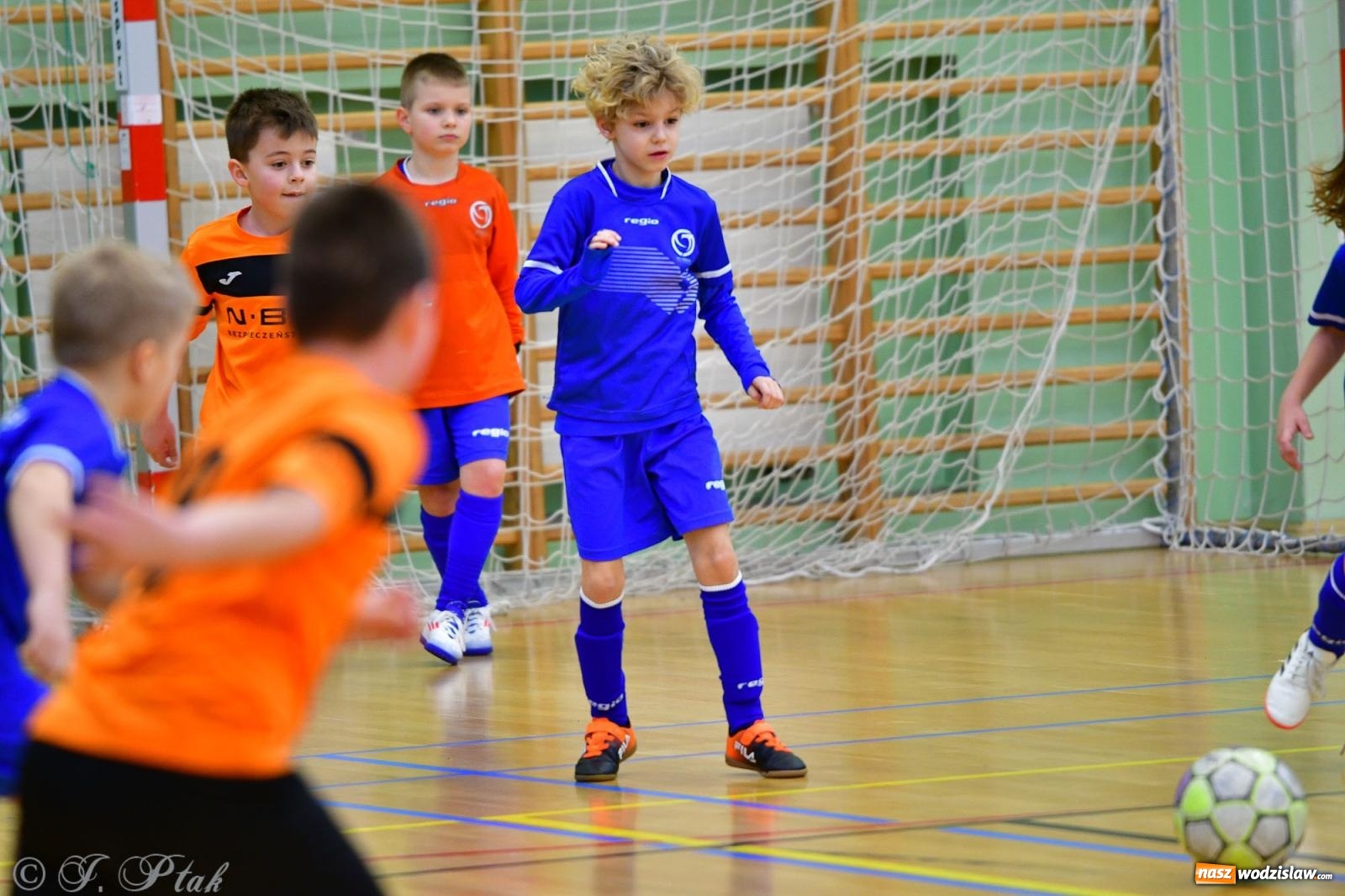 Zdjęcie w galerii na portalu naszwodzislaw.com: Piłkarska rywalizacja rocznika 2016. Kolejny turniej fundacji Junior Trening [FOTO] wiadomości z regionu