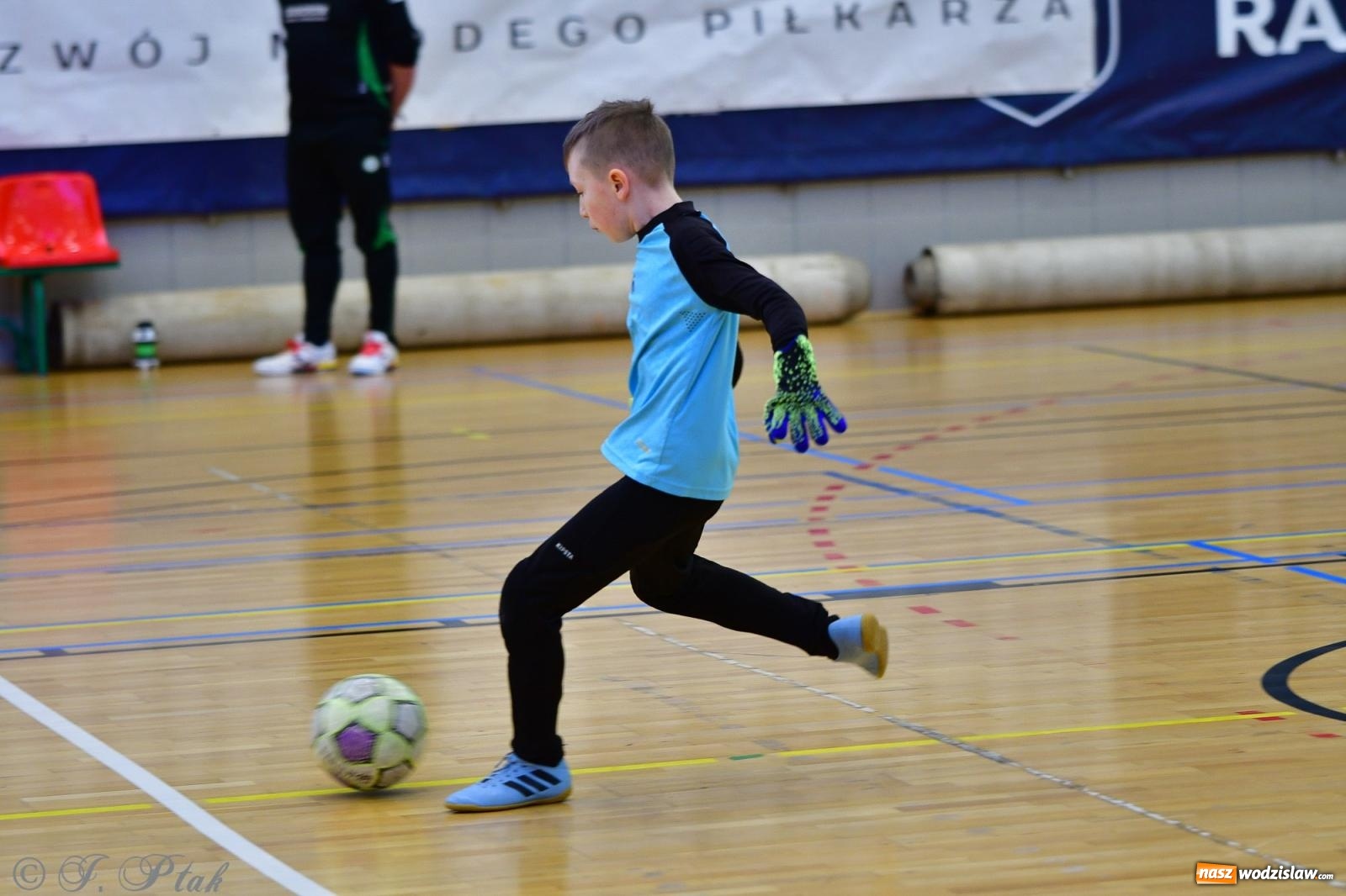 Zdjęcie w galerii na portalu naszwodzislaw.com: Piłkarska rywalizacja rocznika 2016. Kolejny turniej fundacji Junior Trening [FOTO] wiadomości z regionu