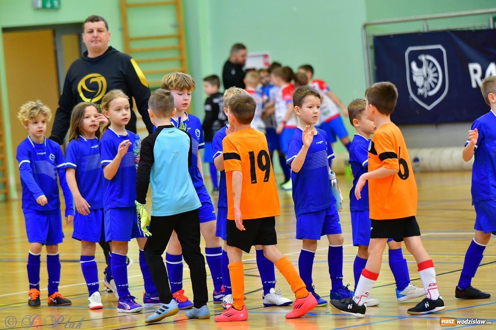 Zdjęcie w galerii na portalu naszwodzislaw.com: Piłkarska rywalizacja rocznika 2016. Kolejny turniej fundacji Junior Trening [FOTO] wiadomości z regionu