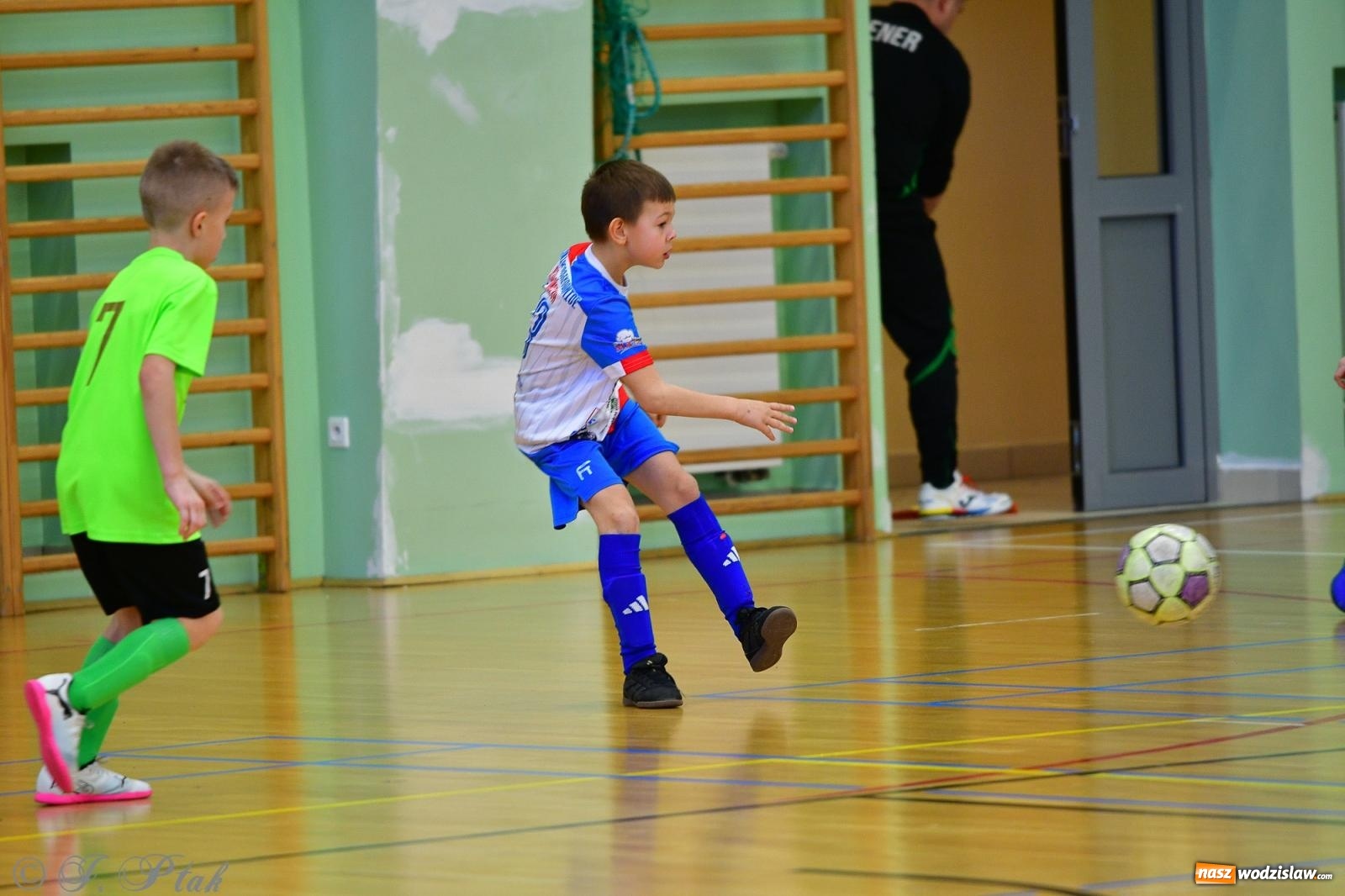 Zdjęcie w galerii na portalu naszwodzislaw.com: Piłkarska rywalizacja rocznika 2016. Kolejny turniej fundacji Junior Trening [FOTO] wiadomości z regionu