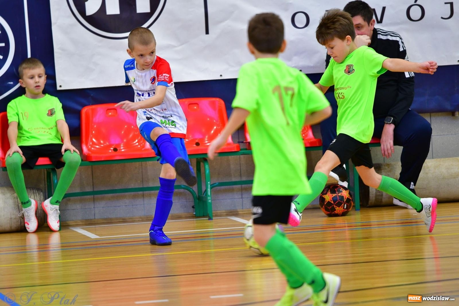 Zdjęcie w galerii na portalu naszwodzislaw.com: Piłkarska rywalizacja rocznika 2016. Kolejny turniej fundacji Junior Trening [FOTO] wiadomości z regionu