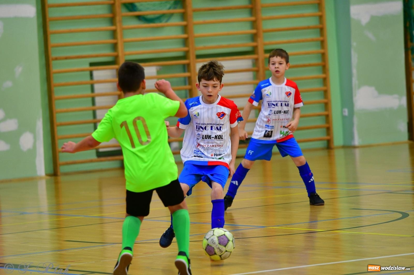 Zdjęcie w galerii na portalu naszwodzislaw.com: Piłkarska rywalizacja rocznika 2016. Kolejny turniej fundacji Junior Trening [FOTO] wiadomości z regionu