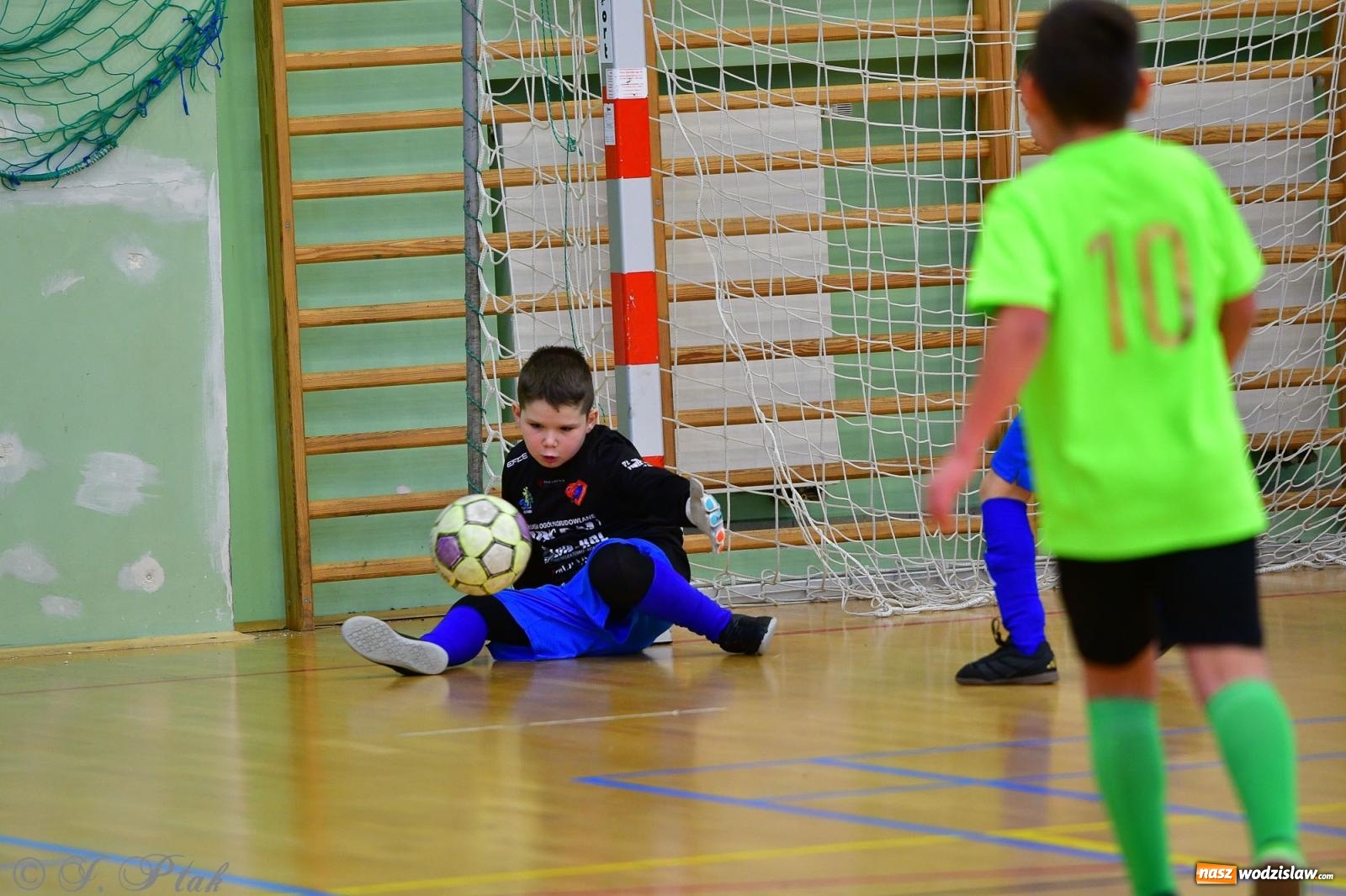 Zdjęcie w galerii na portalu naszwodzislaw.com: Piłkarska rywalizacja rocznika 2016. Kolejny turniej fundacji Junior Trening [FOTO] wiadomości z regionu