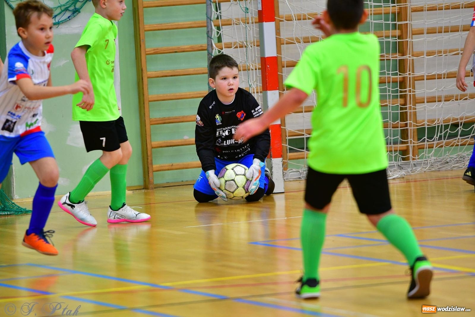 Zdjęcie w galerii na portalu naszwodzislaw.com: Piłkarska rywalizacja rocznika 2016. Kolejny turniej fundacji Junior Trening [FOTO] wiadomości z regionu