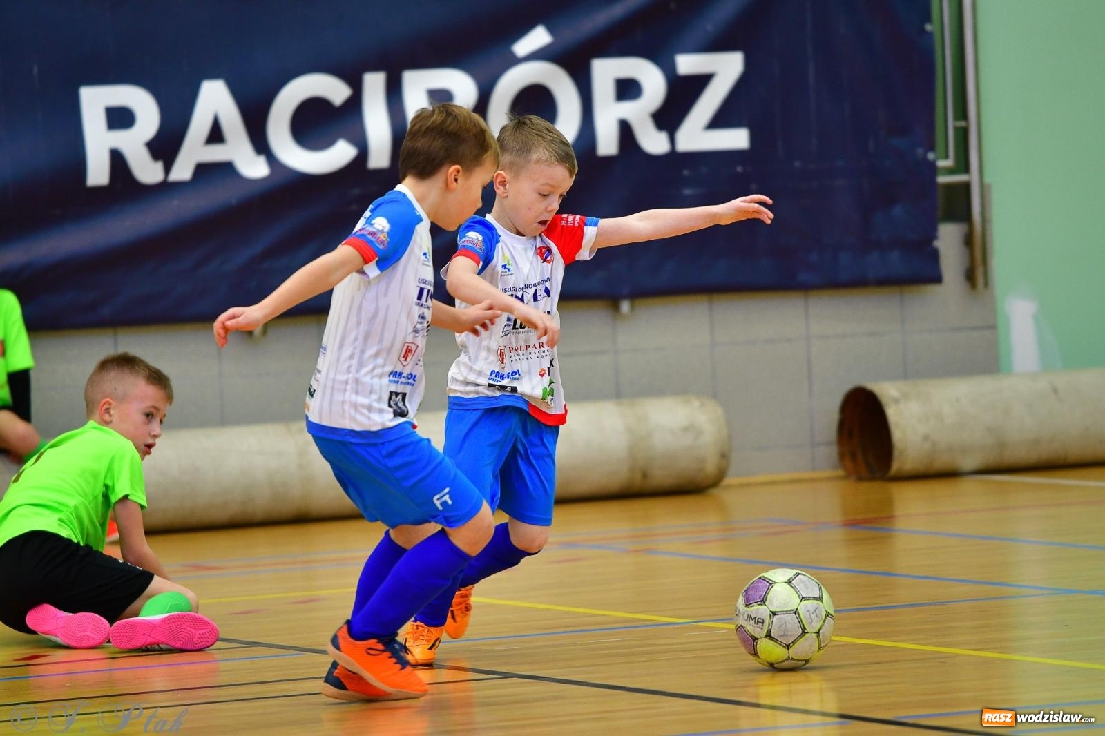 Zdjęcie w galerii na portalu naszwodzislaw.com: Piłkarska rywalizacja rocznika 2016. Kolejny turniej fundacji Junior Trening [FOTO] wiadomości z regionu
