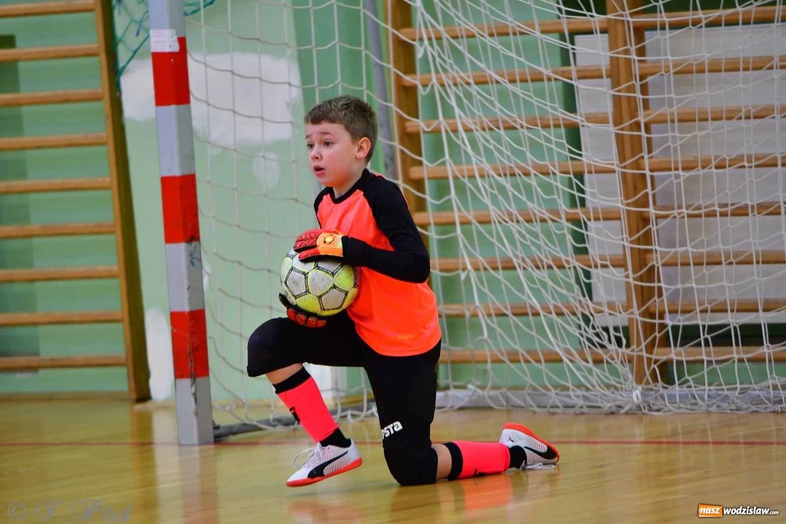 Zdjęcie w galerii na portalu naszwodzislaw.com: Piłkarska rywalizacja rocznika 2016. Kolejny turniej fundacji Junior Trening [FOTO] wiadomości z regionu