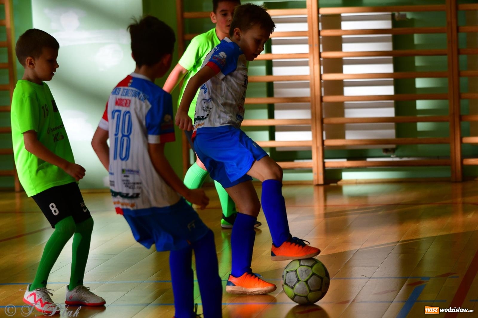 Zdjęcie w galerii na portalu naszwodzislaw.com: Piłkarska rywalizacja rocznika 2016. Kolejny turniej fundacji Junior Trening [FOTO] wiadomości z regionu