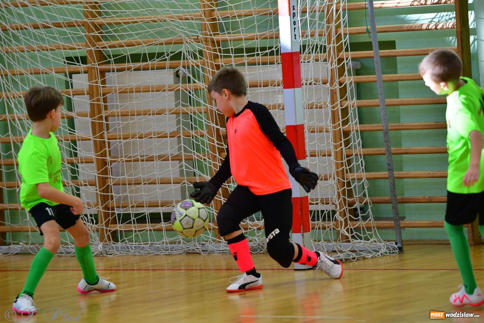 Zdjęcie w galerii na portalu naszwodzislaw.com: Piłkarska rywalizacja rocznika 2016. Kolejny turniej fundacji Junior Trening [FOTO] wiadomości z regionu