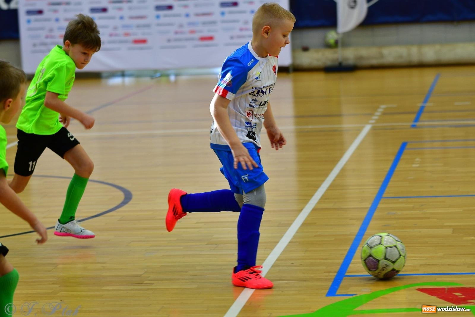 Zdjęcie w galerii na portalu naszwodzislaw.com: Piłkarska rywalizacja rocznika 2016. Kolejny turniej fundacji Junior Trening [FOTO] wiadomości z regionu