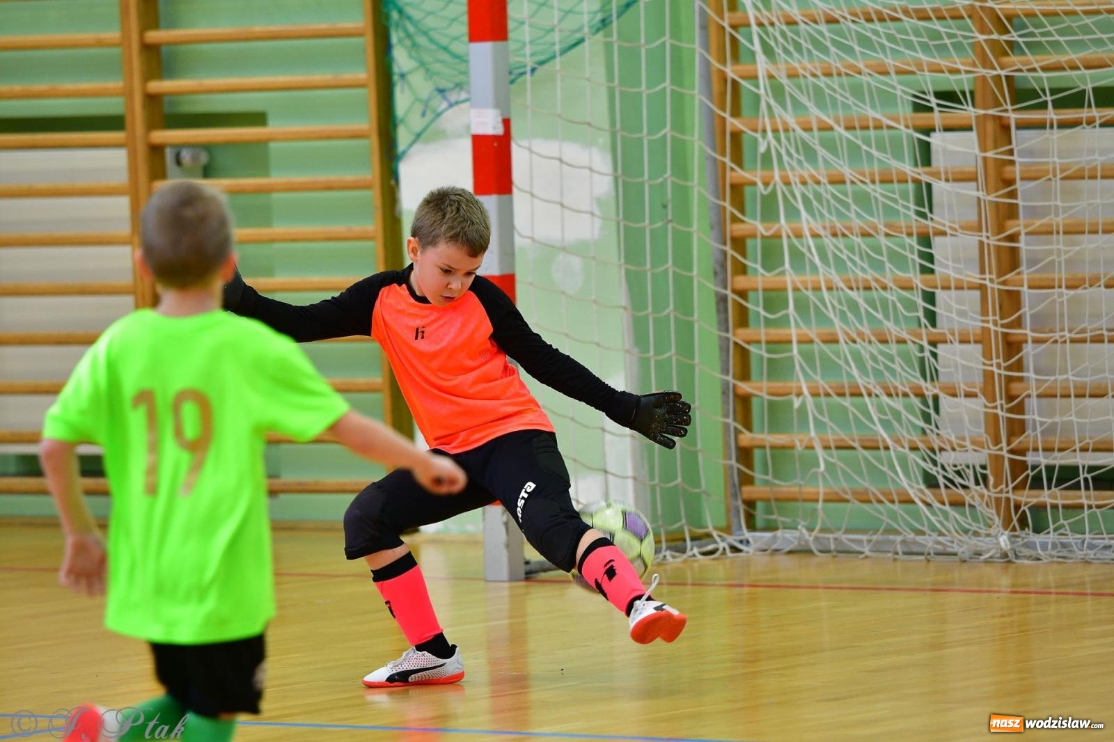 Zdjęcie w galerii na portalu naszwodzislaw.com: Piłkarska rywalizacja rocznika 2016. Kolejny turniej fundacji Junior Trening [FOTO] wiadomości z regionu