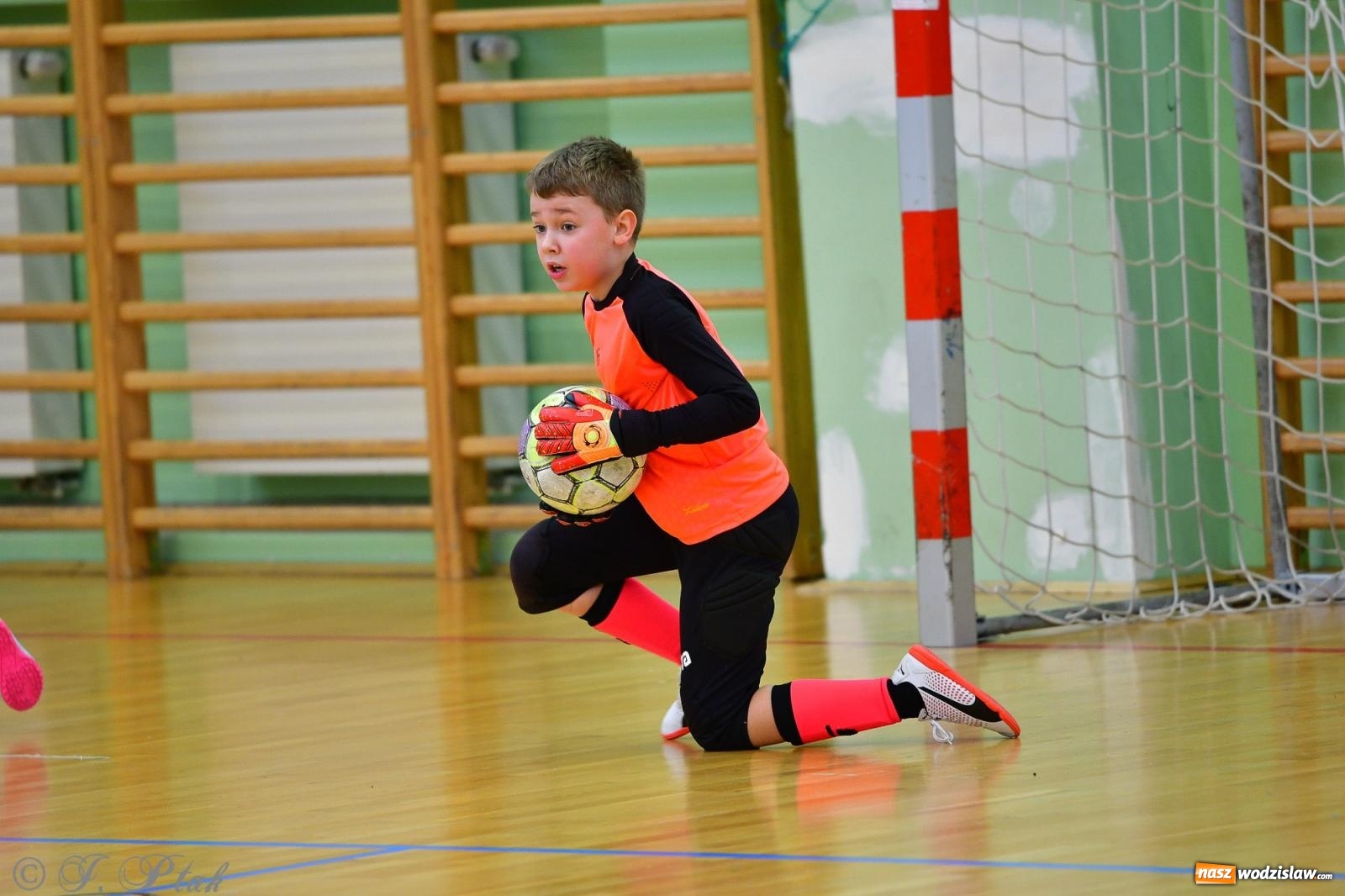 Zdjęcie w galerii na portalu naszwodzislaw.com: Piłkarska rywalizacja rocznika 2016. Kolejny turniej fundacji Junior Trening [FOTO] wiadomości z regionu