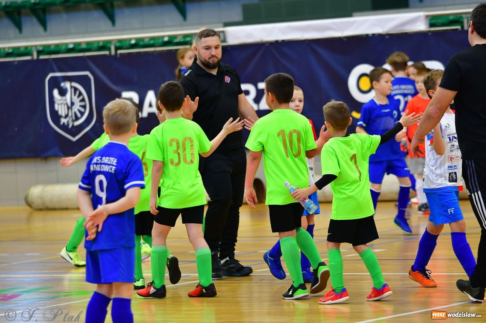 Zdjęcie w galerii na portalu naszwodzislaw.com: Piłkarska rywalizacja rocznika 2016. Kolejny turniej fundacji Junior Trening [FOTO] wiadomości z regionu
