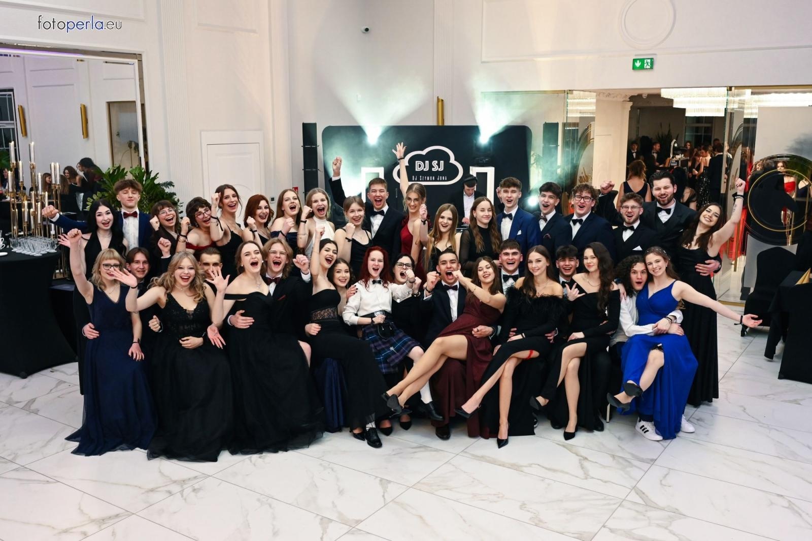 Zdjęcie w galerii na portalu naszwodzislaw.com: Uczniowie Tischnera świętują studniówkę w wielkim stylu wiadomości z regionu