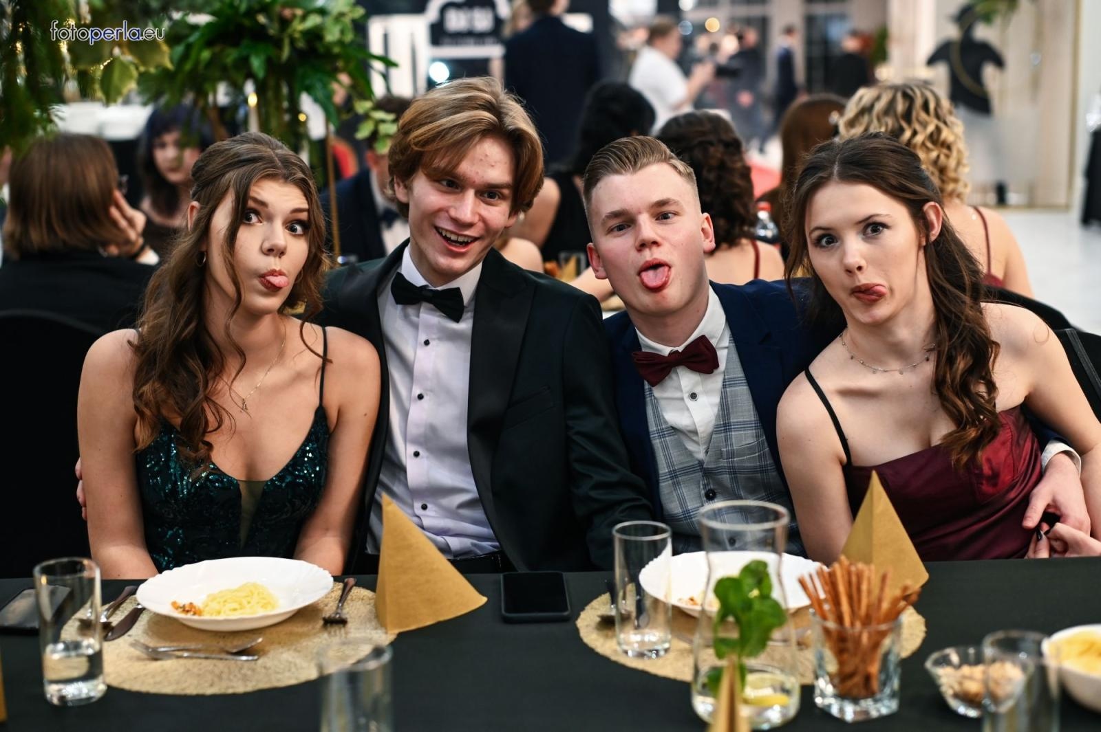 Zdjęcie w galerii na portalu naszwodzislaw.com: Uczniowie Tischnera świętują studniówkę w wielkim stylu wiadomości z regionu