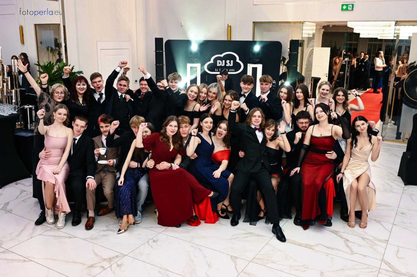 Zdjęcie w galerii na portalu naszwodzislaw.com: Uczniowie Tischnera świętują studniówkę w wielkim stylu wiadomości z regionu