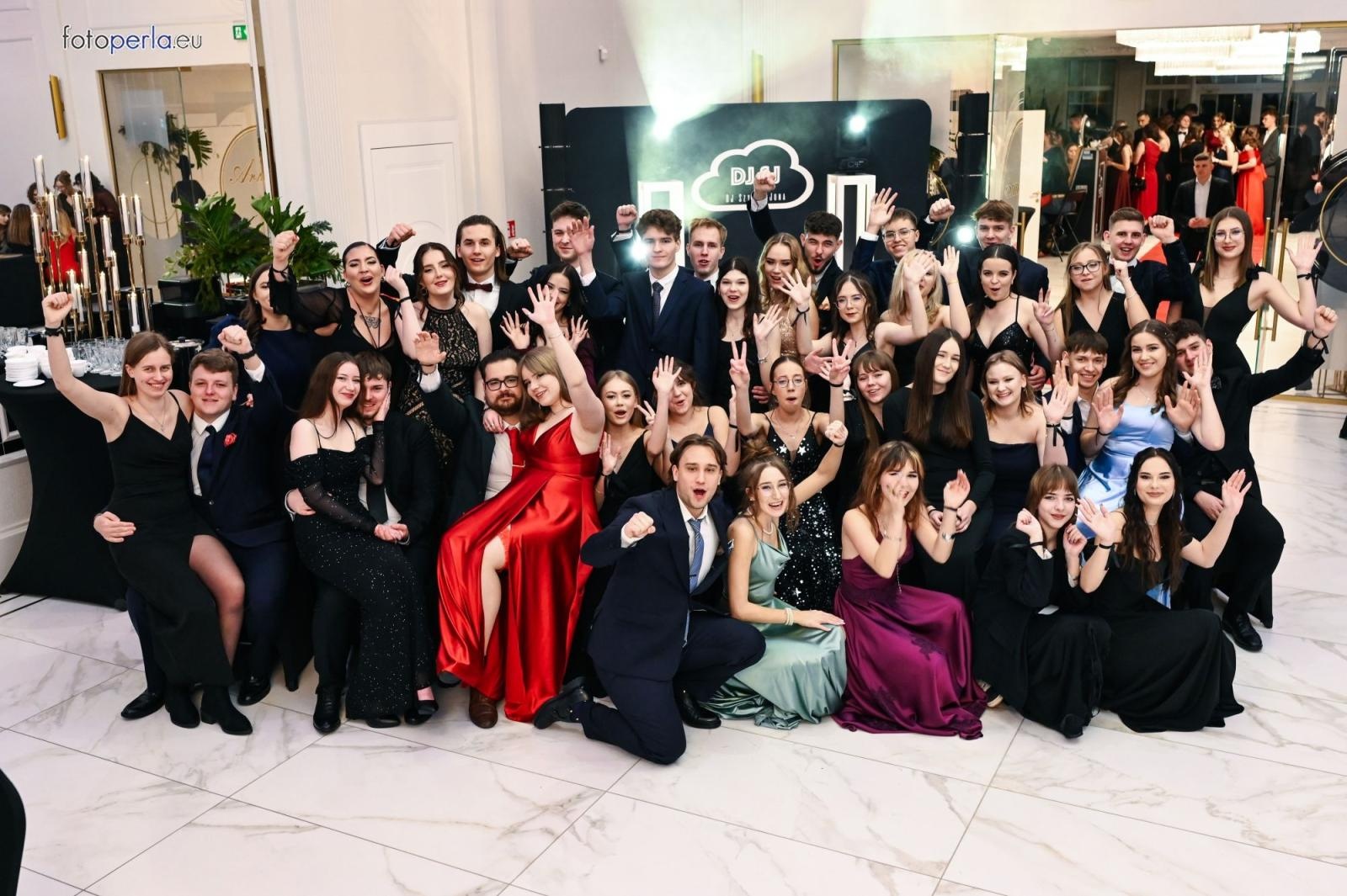 Zdjęcie w galerii na portalu naszwodzislaw.com: Uczniowie Tischnera świętują studniówkę w wielkim stylu wiadomości z regionu