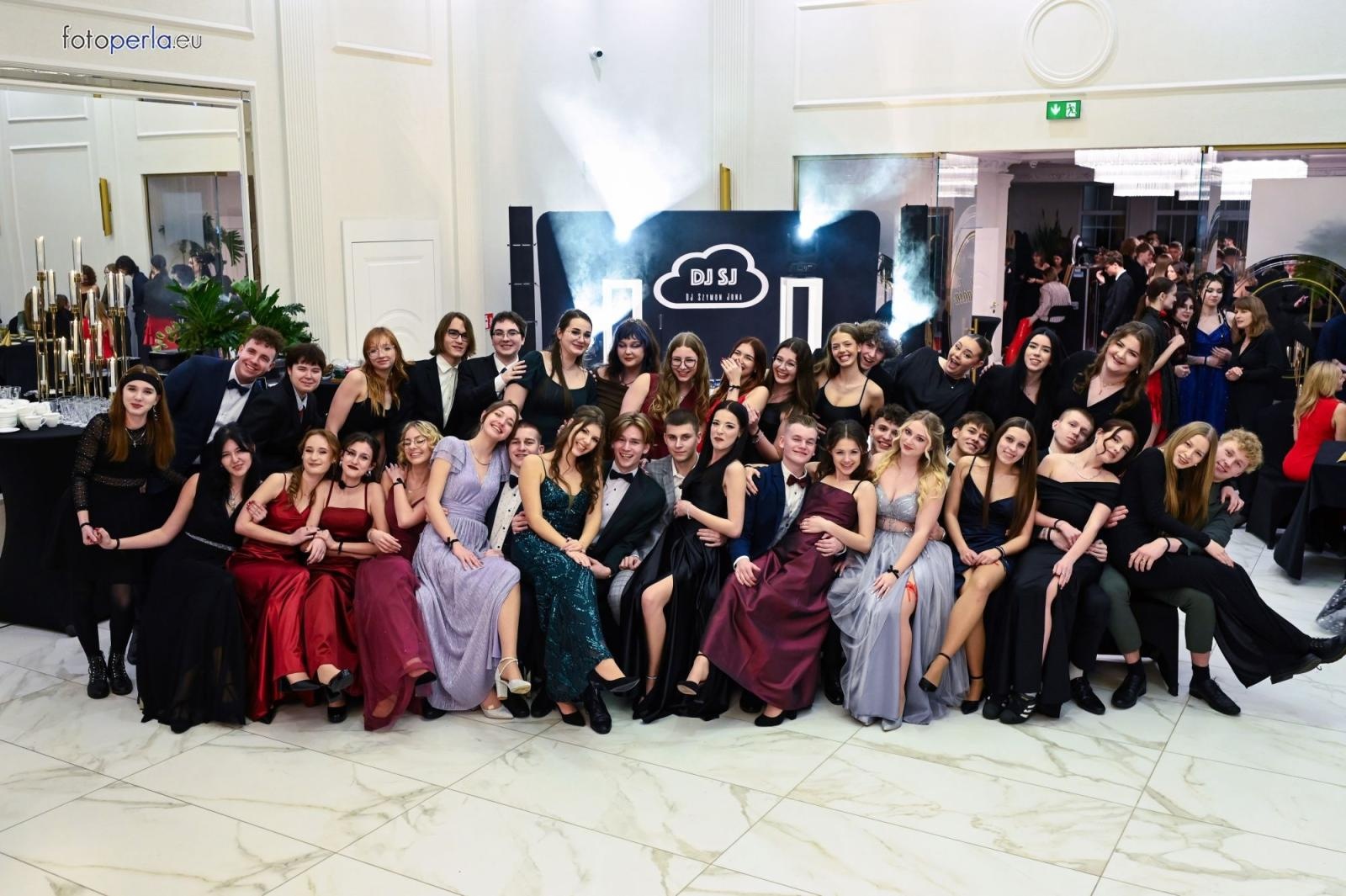 Zdjęcie w galerii na portalu naszwodzislaw.com: Uczniowie Tischnera świętują studniówkę w wielkim stylu wiadomości z regionu