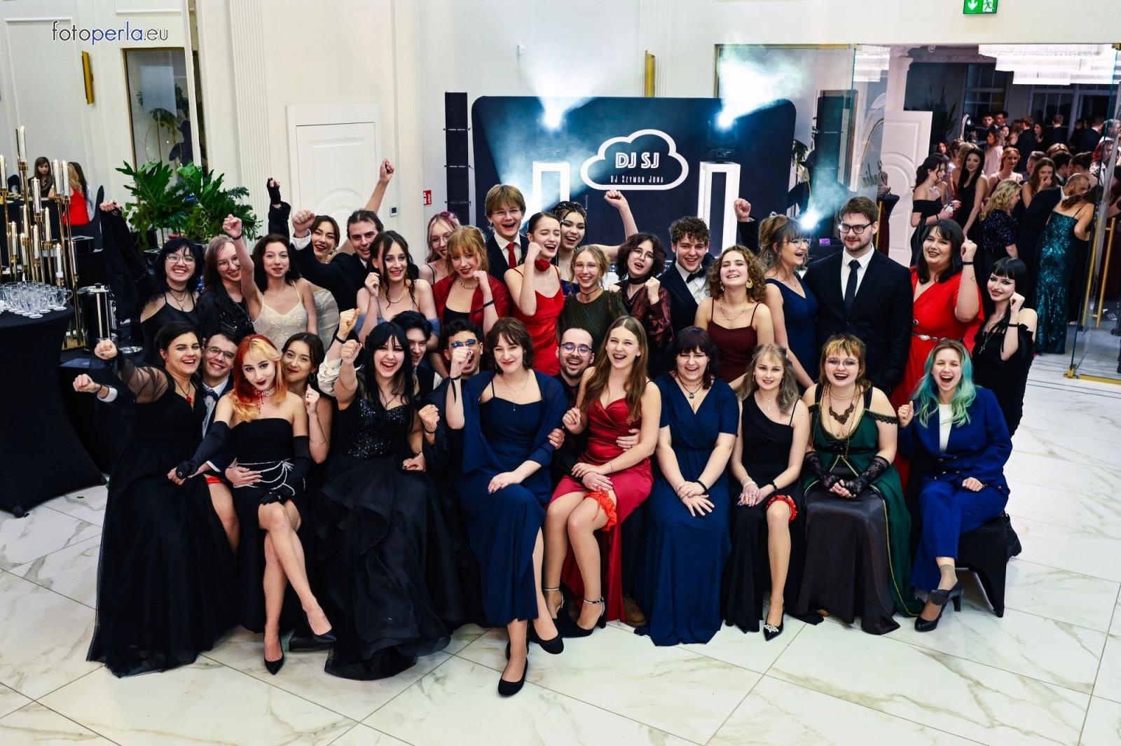 Zdjęcie w galerii na portalu naszwodzislaw.com: Uczniowie Tischnera świętują studniówkę w wielkim stylu wiadomości z regionu