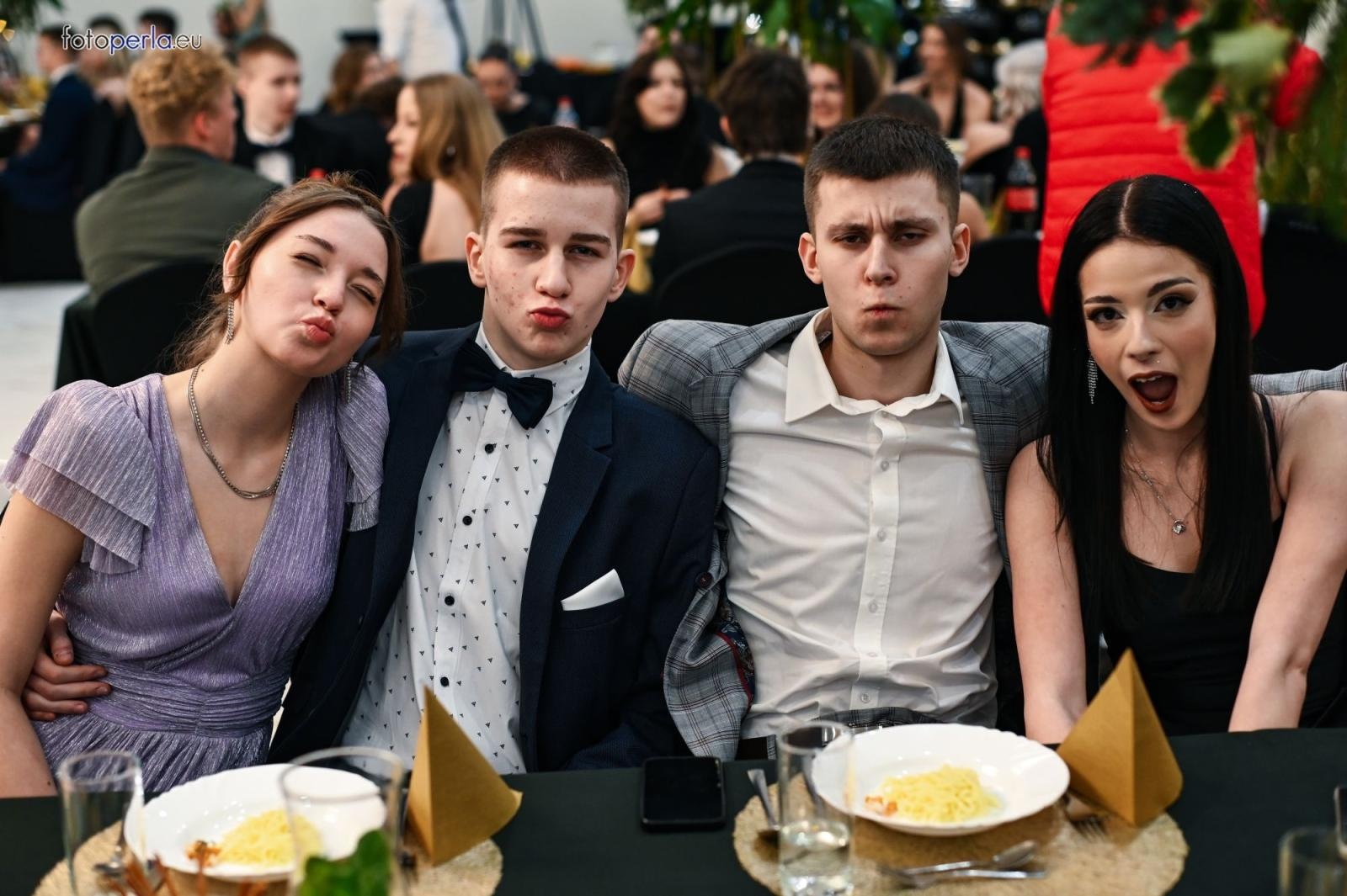 Zdjęcie w galerii na portalu naszwodzislaw.com: Uczniowie Tischnera świętują studniówkę w wielkim stylu wiadomości z regionu