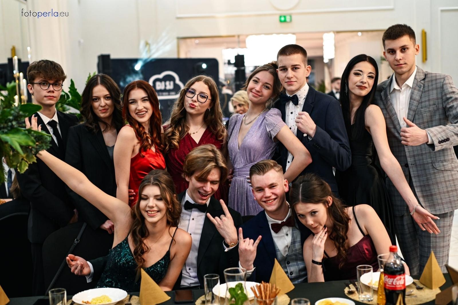 Zdjęcie w galerii na portalu naszwodzislaw.com: Uczniowie Tischnera świętują studniówkę w wielkim stylu wiadomości z regionu