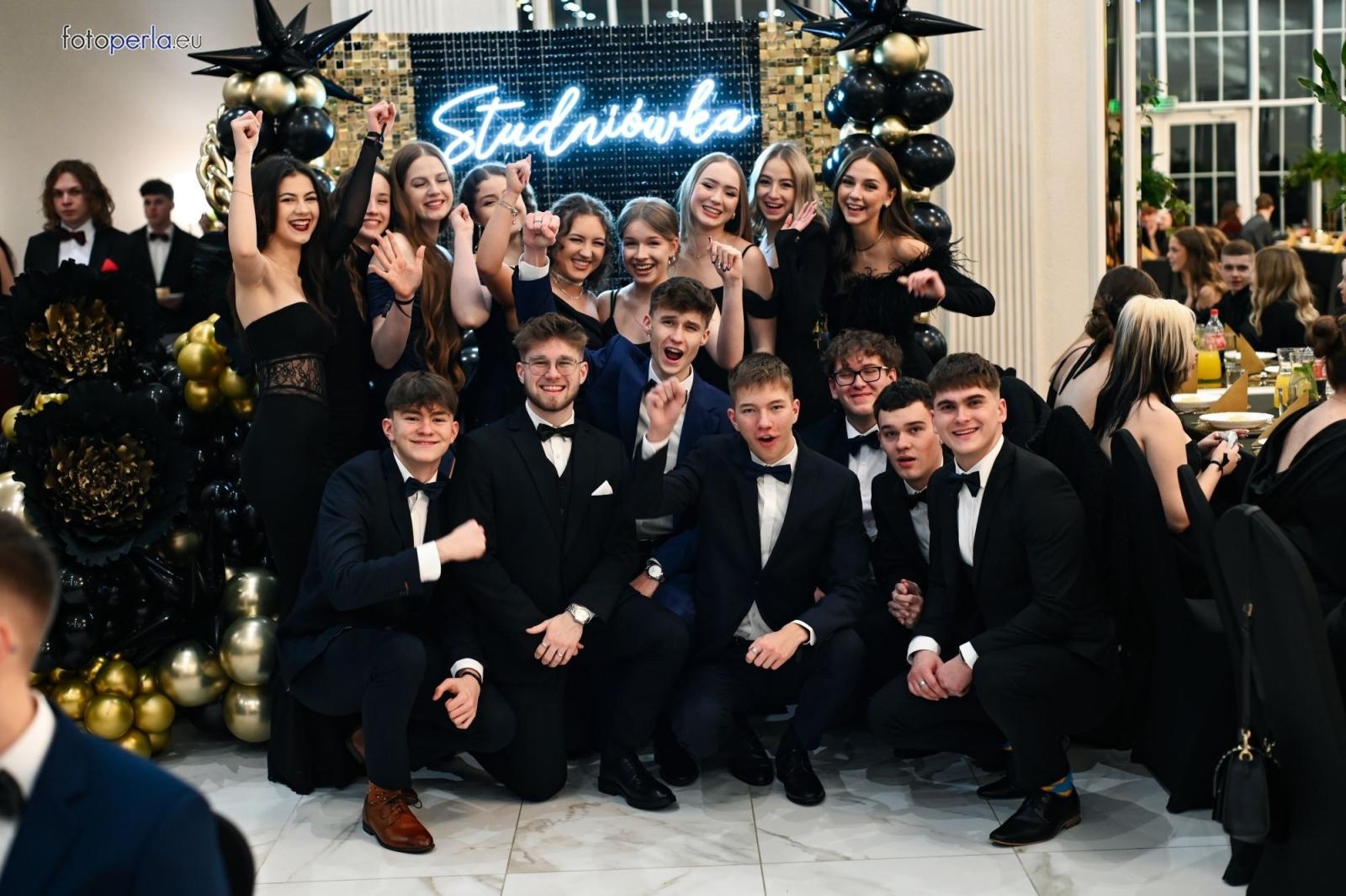 Zdjęcie w galerii na portalu naszwodzislaw.com: Uczniowie Tischnera świętują studniówkę w wielkim stylu wiadomości z regionu